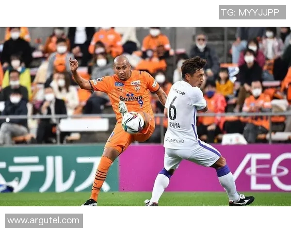 山神山形与长崎航海的激烈对决展现足球魅力与团队精神 山神山形与长崎航海的激烈对决展现足球魅力与团队精神