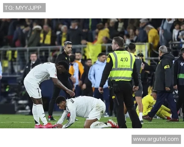 皇马与巴伦西亚激战正酣红牌争议引发球迷热议与讨论 皇马与巴伦西亚激战正酣红牌争议引发球迷热议与讨论